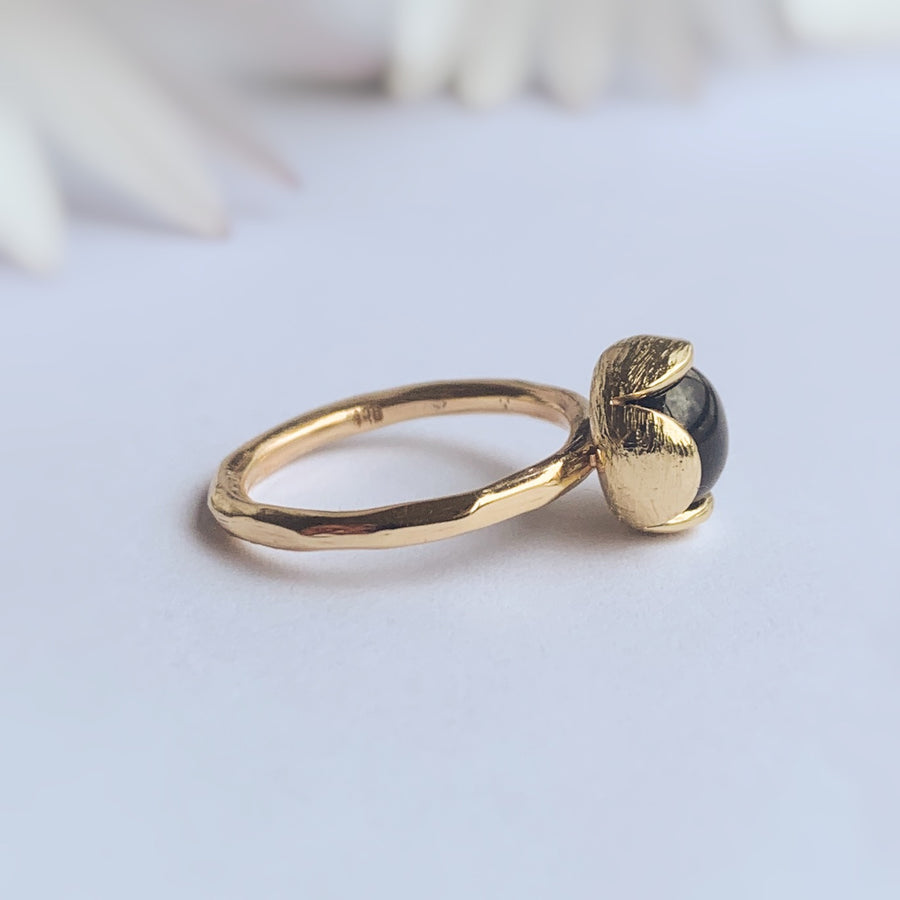 Small Boronia Ring Onyx In Yellow Gold